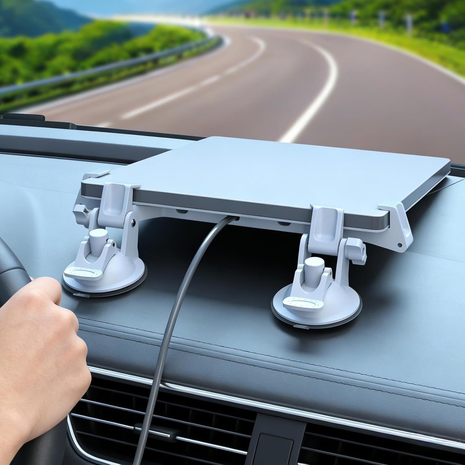Starlink Mini・スターリンクミニを車のダッシュボードに設置した車載吸盤マウント使用イメージ